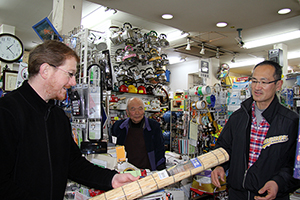 清水屋金物店での様子