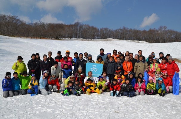 雪山を背に集合写真