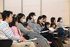 読み聞かせ時　会場の様子