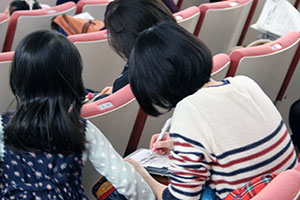 講演時 メモをとる参加者