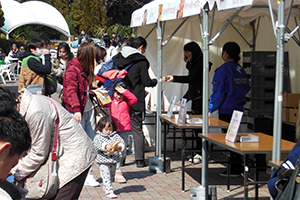 試食に並ぶ人の列