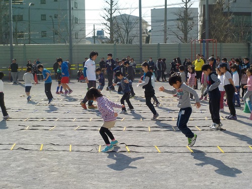 ラダートレーニングに取り組む子どもたち