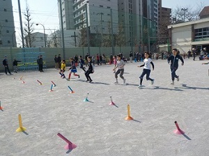 バトンを目がけ走る子どもたち