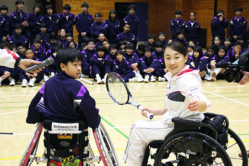 二條選手と車いすテニスを体験する生徒