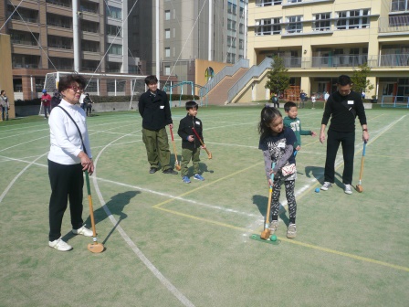 慎重にプレーする参加者