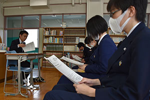 選挙管理委員会事務局職員の説明を聞く鈴ヶ森中学生徒