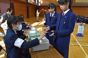 用紙を受け取る鈴ヶ森中学生徒