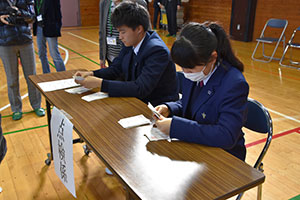 開票作業をする鈴ヶ森中学生徒