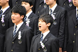 東海中学校卒業式合唱する卒業生