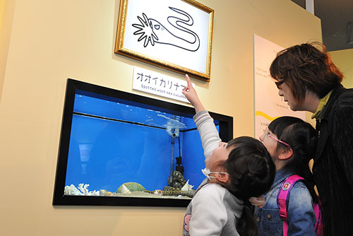 田辺画伯のイラストに喜ぶ来館者