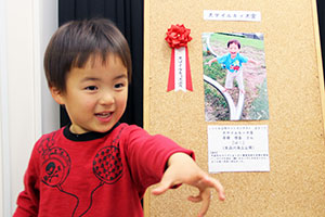 スマイルキッズ賞　被写体となった子どもが受賞作品と記念撮影