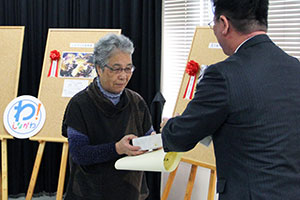 賞状を受け取る「花と緑の公園賞」受賞者