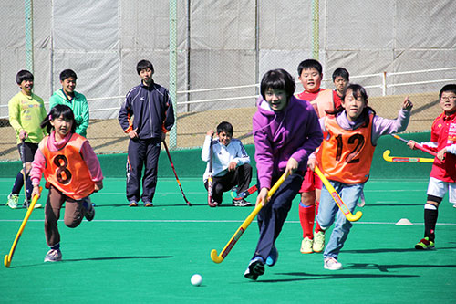 ミニゲームに熱中する子どもたち