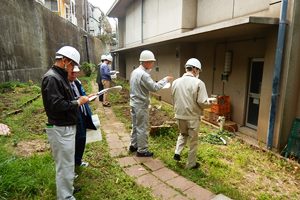 点検する参加者