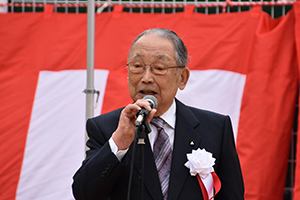 謝辞を述べる東親会　神山会長