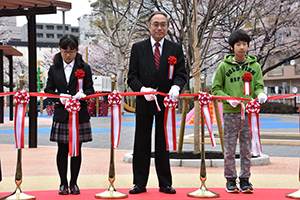 テープカット　濱野区長とアイデアを出した代表の7年生