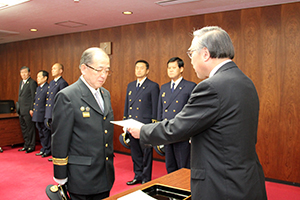 発令を受ける井口団長