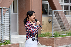 会の最後に挨拶する児童代表の山田さん