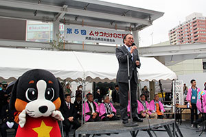 あいさつする濱野区長