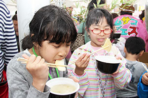 たけのこ汁を食べる小学校児童