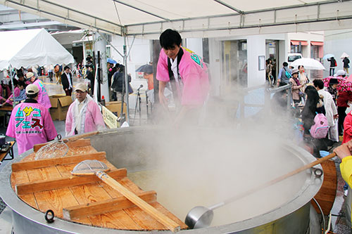 たけのこ汁を調理する笠原さん