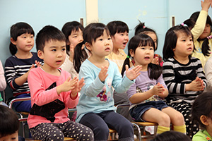 先生の演奏に合わせて「幸せなら手をたたこう」