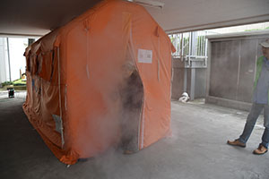 防災体験フェアで煙体験訓練