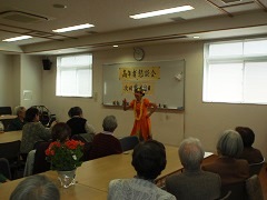 フラダンスを鑑賞している戸越・平塚地区の参加者