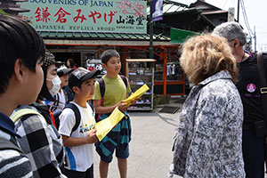 高徳院前でインタビュー