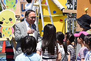 子どもたちとふれ合う濱野区長