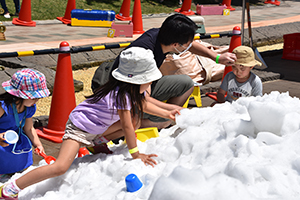 雪遊びに興じる子どもたち