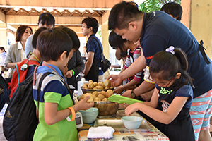 ジャガイモをスライスする子ども