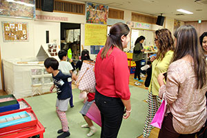 遊ぶ児童を見学