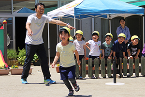 笑顔で試合をする園児たち