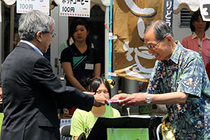 義援金を区に手渡す市原理事長