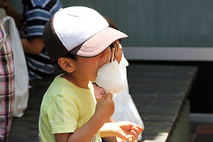 模擬店を楽しむ子ども