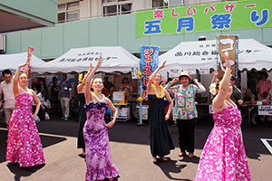 華麗なフラダンスを披露