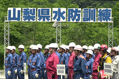 山梨県水防訓練 集合した訓練参加者
