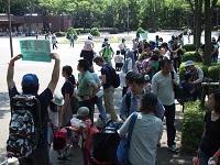 昭和記念公園前で参加者が集合している様子