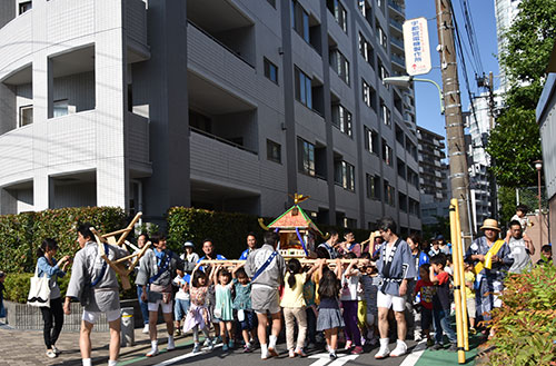 小学校の周囲を練り歩く城二神輿2016