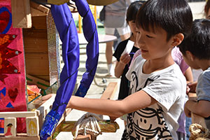 夢カードを奉納する子ども