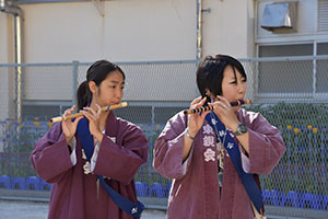 おはやしで盛り上げる母娘