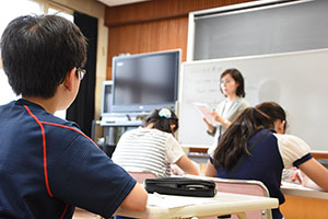 大原小「英検チャレンジ!」で勉強する児童