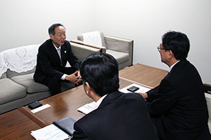 小野所長らとの懇談の様子