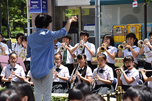 演奏する伊藤学園吹奏楽部