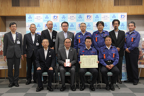 記念写真に収まる防災協議会の皆さん