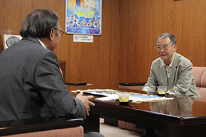 歓談する濱野区長と千葉会長