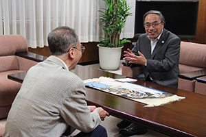 ねぎらいを述べる濱野区長