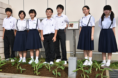 荏原第六中学校しながわ平和の花壇前で記念撮影