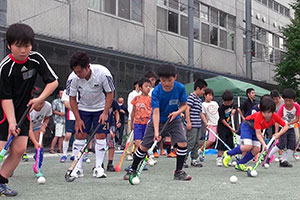 ドリブルの体勢をとる参加者